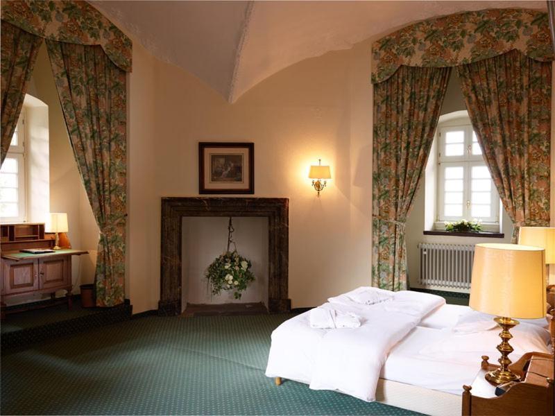 Hotel Und Restaurant Burg Schnellenberg Атендорн Екстериор снимка