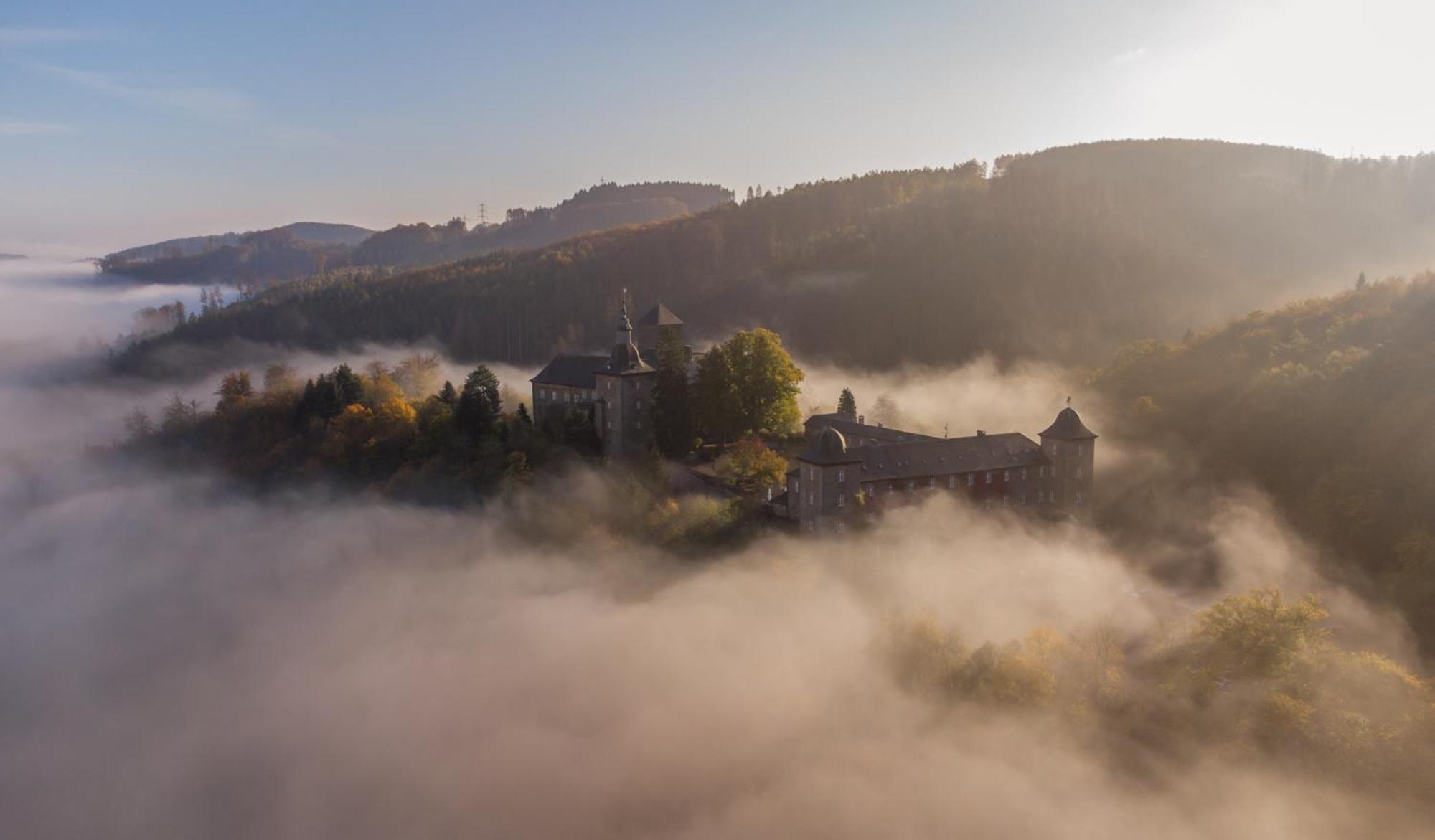 Hotel Und Restaurant Burg Schnellenberg Атендорн Екстериор снимка