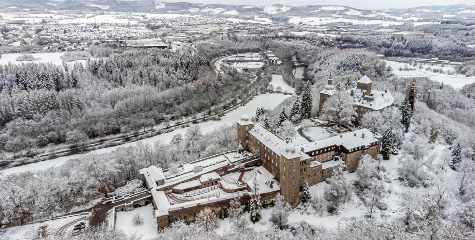Hotel Und Restaurant Burg Schnellenberg Атендорн Екстериор снимка