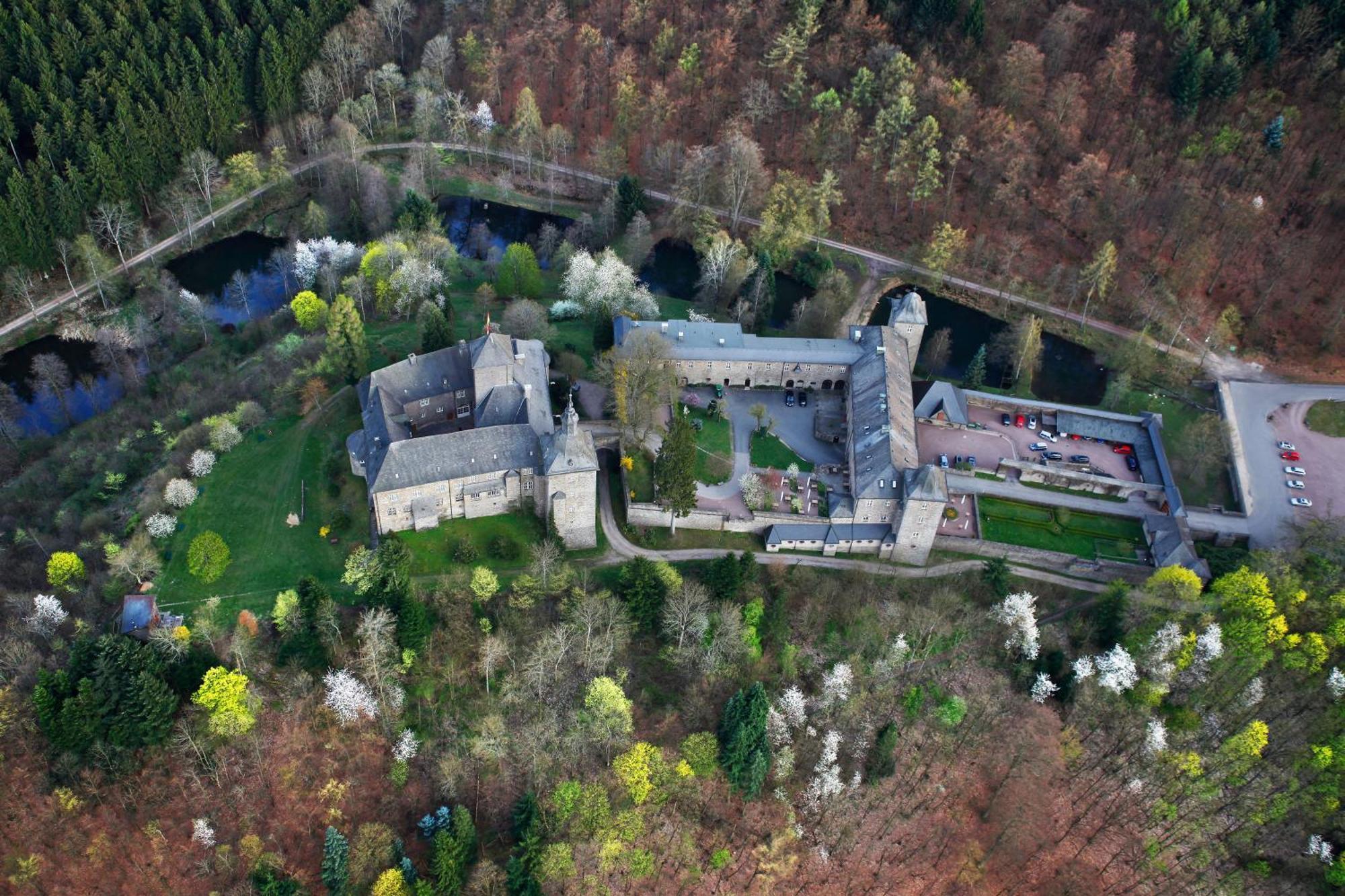 Hotel Und Restaurant Burg Schnellenberg Атендорн Екстериор снимка