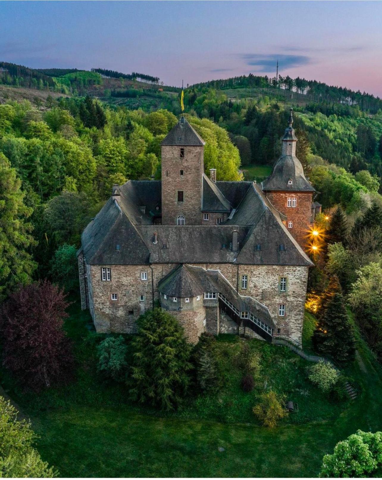Hotel Und Restaurant Burg Schnellenberg Атендорн Екстериор снимка